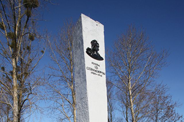 Памятник Черняховскому в Польше.