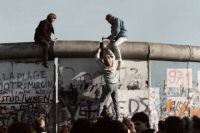 Пролом в Берлинской стене открыл путь к новому миру?