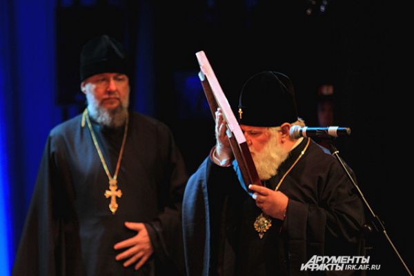 Митрополит Иркутский и Ангарский Вадим преподнес в дар новому губернатору икону святителя Иннокентия.