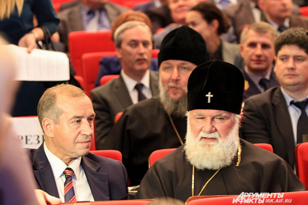 До начала церемонии Сергей Левченко оживленно беседовал с представителями правосланой церкви.