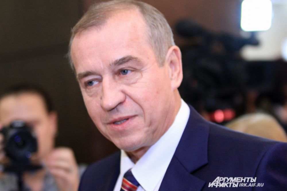 Сергей Левченко начал принимать поздравления еще до начала церемонии.