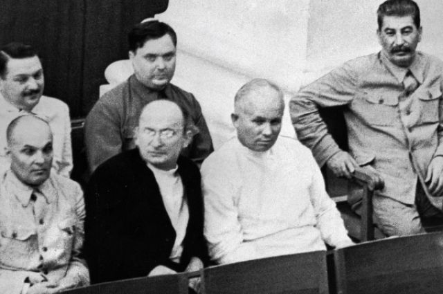 Иосиф Сталин, Никита Хрущев, Лаврентий Берия, Матвей Шкирятов (в первом ряду справа налево), Георгий Маленков и Андрей Жданов (во втором ряду справа налево) на совместном заседании Совета Союза и Совета национальностей I-й сессии ВС СССР I-го созыва.