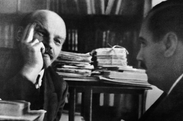 Владимир Ленин беседует с писателем Гербертом Уэллсом в своём кабинете в Кремле.