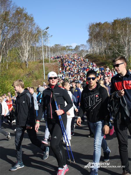За время пешей прогулки участники сделали 21 930 тысяч шагов.