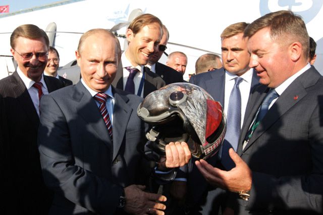 Владимир Путин принимает в подарок авиационный шлем на международном авиакосмическом салоне «МАКС-2011».