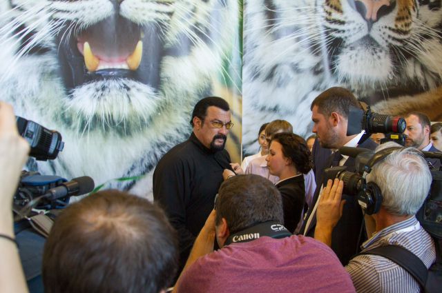Известный актер Стивен Сигал посетил Центр «Амурский тигр».