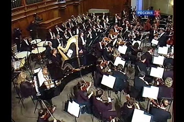 Оркестр под управлением В. Гергиева исполняет «Симфонические танцы».