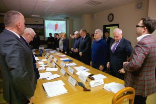 Минута молчания в память погибшего депутата.