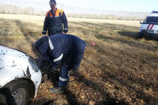 Автомобиль пострадавших женщин увяз в грязи.