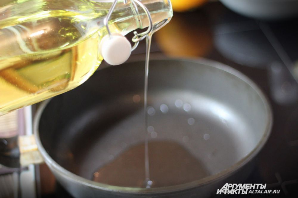 Разогреваем сковороду и наливаем подсолнечное масло. Для того чтобы масло не брызгало, его необходимо слегка присыпать солью по всему периметру.