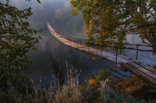 Самая знаменитая фотография Шилина - утренний вид на подвесной мост в Хотылёво.