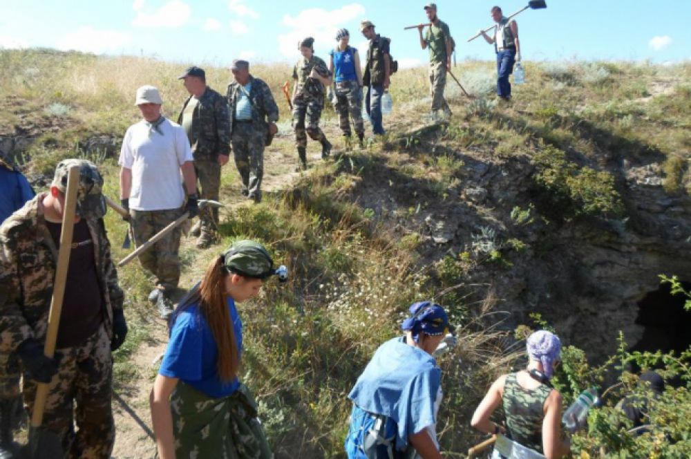 В июле-августе 2015 года 72 поисковика из 12 регионов страны приняли участие в крымской экспедиции «Аджимушкай – 2015».