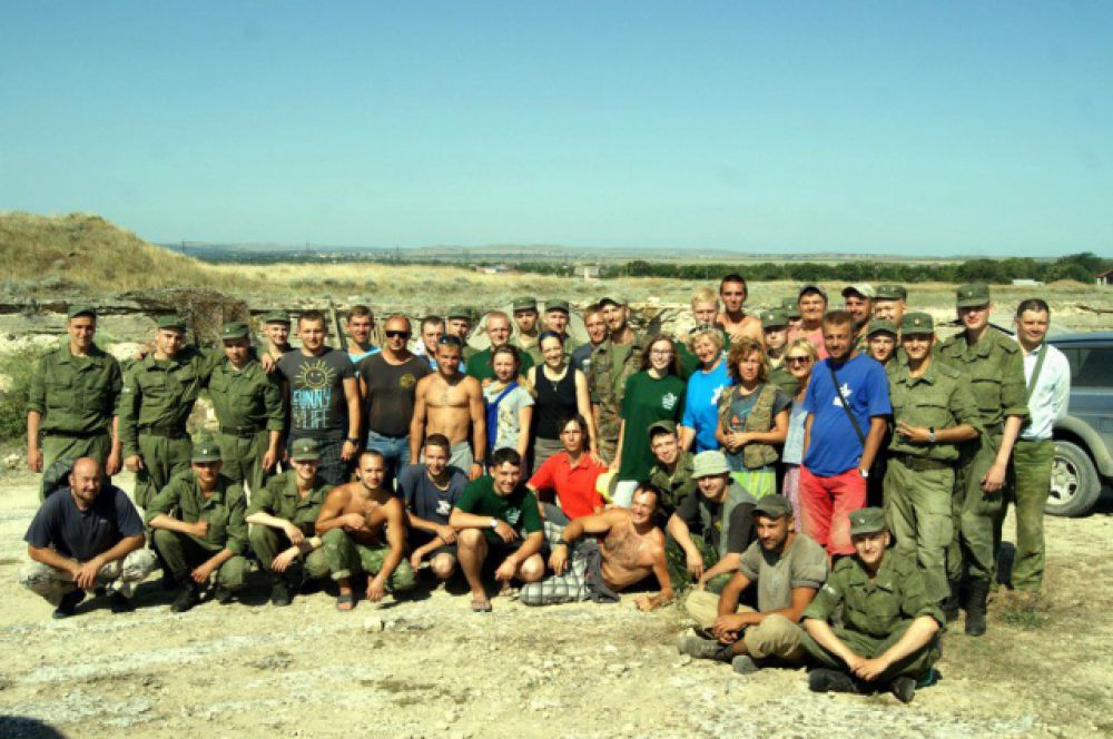Общее фото членов поисковых клубов в Крыму, лето 2015.