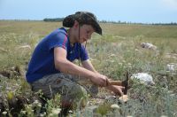 Юный геолог-эколог Даниил Кико добывает горный хрусталь.