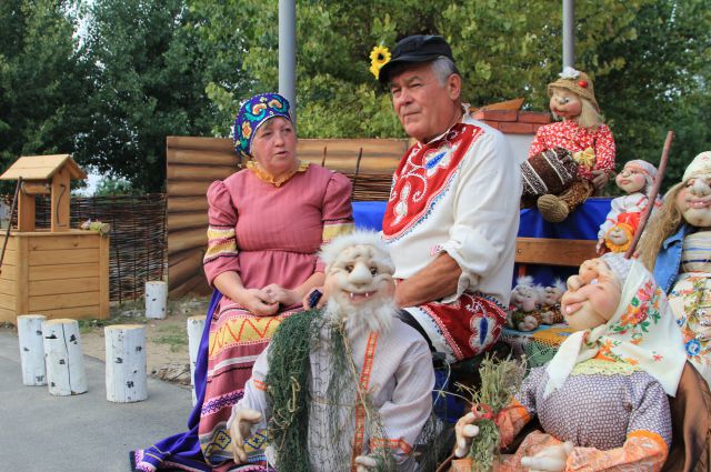 Пенсионеры Наталья и Михаил Репко известны рукодельными куклами.