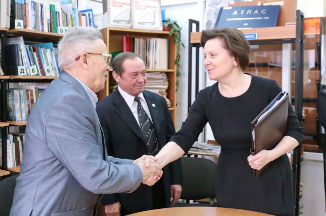 Наталья Комарова поздравляет писателя Андрея Тарханова.