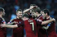 Игроки сборной России поздравляют Александра Кокорина с забитом мячом в отборочном матче чемпионата Европы по футболу 2016 между сборными командами России и Черногории.