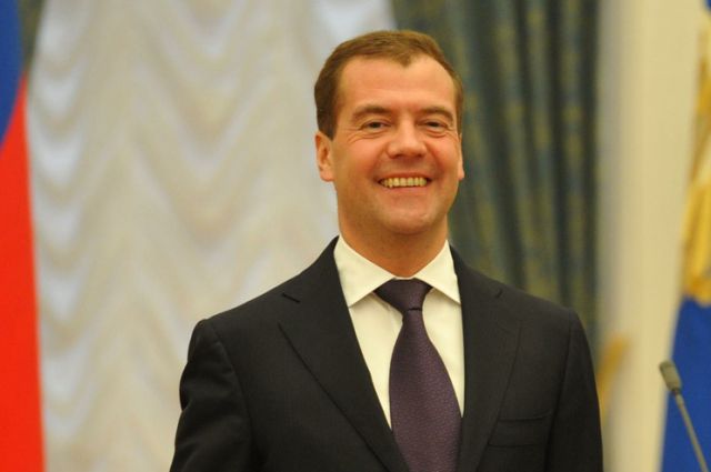 Награда медведеву. Медведев в орденах. Медведев с днем рождения. Медведев машет рукой. Медведев вручает награду Владимиру Желтянникову.