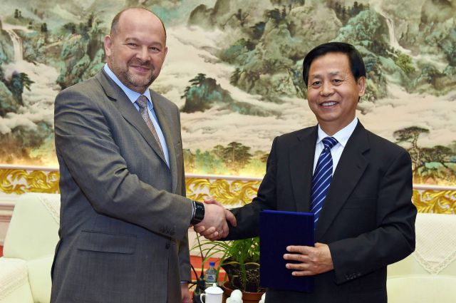 Игорь Орлов и главный секретарь парткома провинции Хэйлунцзян Ван Сянькуй. 