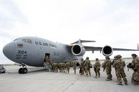 Американские военнослужащие у транспортного самолёта перед отправкой в Афганистан в аэропорту Манас. Фото из архива.