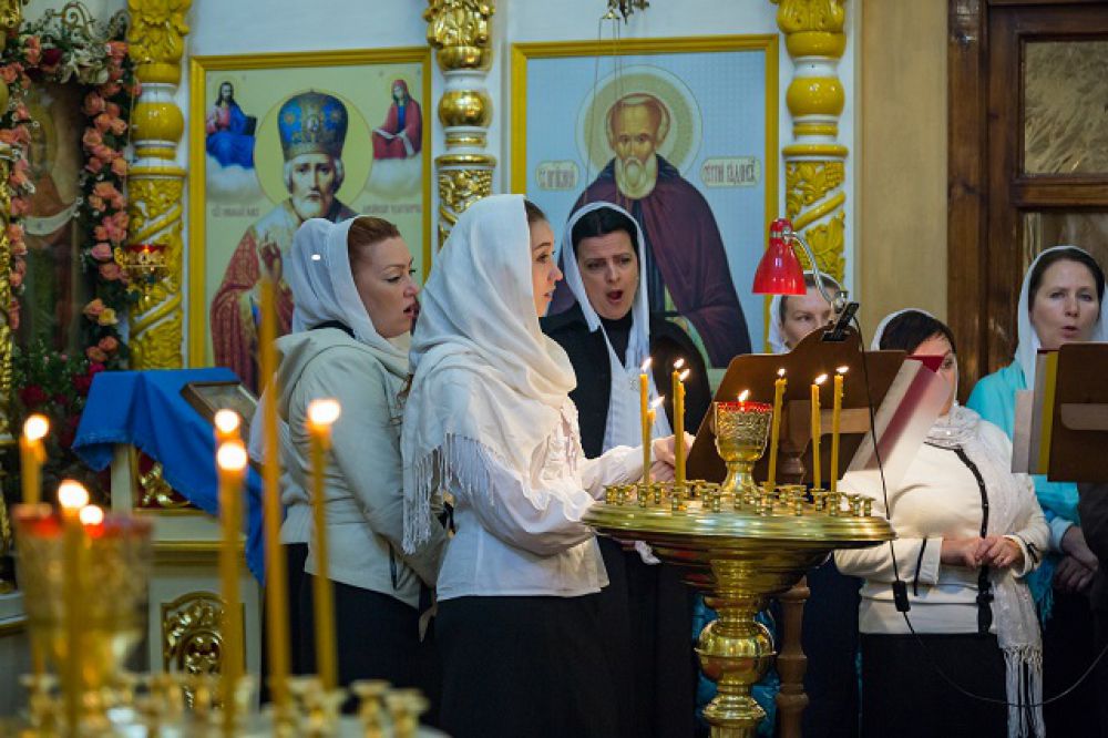 Девушка пела в церковном хоре...
