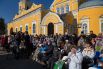 Концерт у стен Покровского храма собрал немало зрителей.