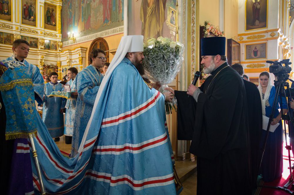 Митрополит вручает настоятелю медаль «За благие дела».