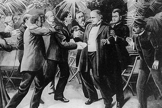 Леон Чолгош стреляет в президента Мак-Кинли. Рисунок, 1905 год.