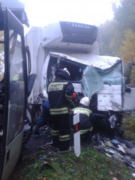 В страшной аварии погибли двое пассажиров автобуса -  мужчина и молодая девушка.