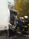Пассажира грузовика спасателям пришлось долго извлекать из кабины.