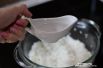 Как только наш рис сварился, добавляем в него рисовый уксус и ¼ лимонного сока. Аккуратно перемешиваем рис деревянной лопаткой. Даем остыть.