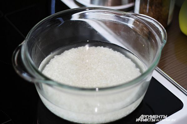 Промываем рис до прозрачной воды. Заливать рис перед варкой не нужно, рис варится в холодной воде. Варим рис 1:1, после закипания варим рис 5 минут, потом убавляем огонь до минимума и варим до выпаривания воды, приблизительно минут 15.