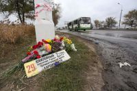 Цветы на месте подрыва пассажирского автобуса в Волгограде.