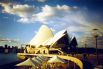 Сиднейский оперный театр, Австралия. Пожалуй, самое легко узнаваемое здание оперы в мире. Выполнено в стиле экспрессионизма; архитектором оперного театра является датчанин Йорн Утзон, который получил за свой проект Притцкеровскую премию в 2003 году.