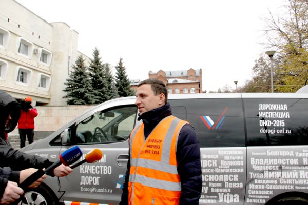 Александр Васильев рассказывает журналистам о целях и задачах движения