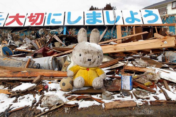 Цунами в Японии, 2011. Землетрясение, произошедшее у восточного побережья острова Хонсю, также получило название Великого восточно-японского землетрясения. Оно вызвало цунами, высота которого доходила до 30-40 метров. В результате стихийного бедствия погибли и пропали без вести 19 тысяч человек, 380 тысяч домов были уничтожены. Привело к аварии на «Фукусима-1».