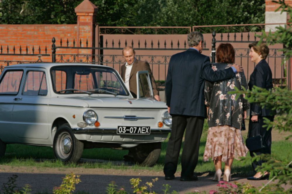 Следующим «публичным» автомобилем Путина стал «Запорожец» (ЗАЗ-966) 1972 года выпуска. Как пишет сам Владимир Владимирович в своей книге, именно эту машину выиграла в лотерею его мама — еще в те годы, когда будущий президент учился в институте. На фото: прибывшие на саммит Большой восьмерки Джордж Буш и Лора Буш рассматривают раритетный автомобиль, 14.07.2006.