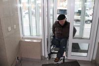 Станислав Кононенко убедился, что без посторонней помощи заехать в здание речного вокзала Ханты-Мансийска невозможно.