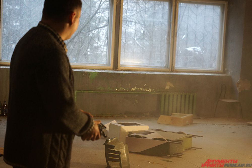 Управляется он с помощью специального джойстика.