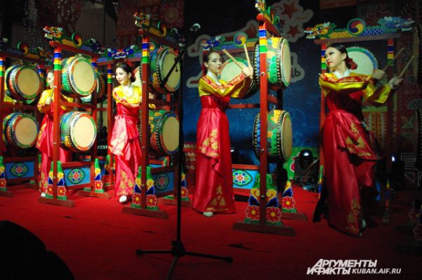 Выступление бабушек предварял корейский коллектив,который исполнил традиционный национальный танец.