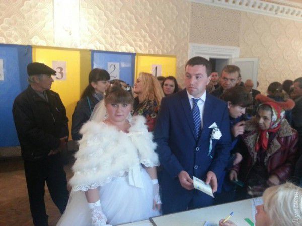 Молодожены из поселка Ширяево Одесской области отправились на выборы сразу по после регистрации брака в ЗАГСе