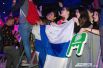 Фанатки HIM принесли на фестиваль флаг Финляндии и развернули его, когда на сцену вышел Вилле Вало.
