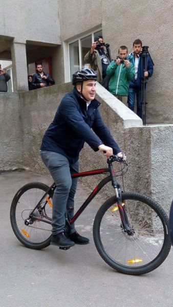 Саакашвили приехал голосовать на велосипеде