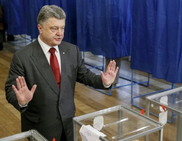 На участке, где должен был голосовать президент, потеряли ключ от сейфа и его пришлось пилить болгаркой