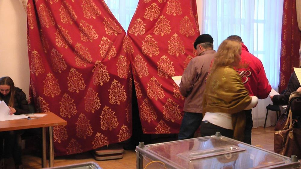 В Сумах избиратели голосовали под ширмой из штор