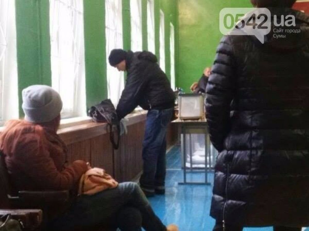 В Сумах некоторые избиратели голосовали на подоконниках
