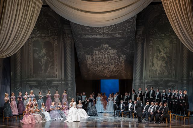 Опера «Травиата» стала первой премьерой текущего сезона. 