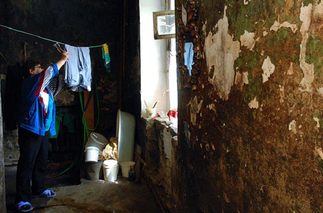 Жильцов аварийного дома в с. Усть-Ишим должны были расселить до 31 декабря 2014 года.
