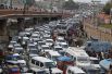 Огромная пробка образовалась в результате перекрытия автомобильного движения в округе Шринагар, Индия.