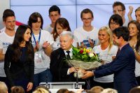 Ярослав Качиньский принимает поздравления после победы в парламентских выборах.